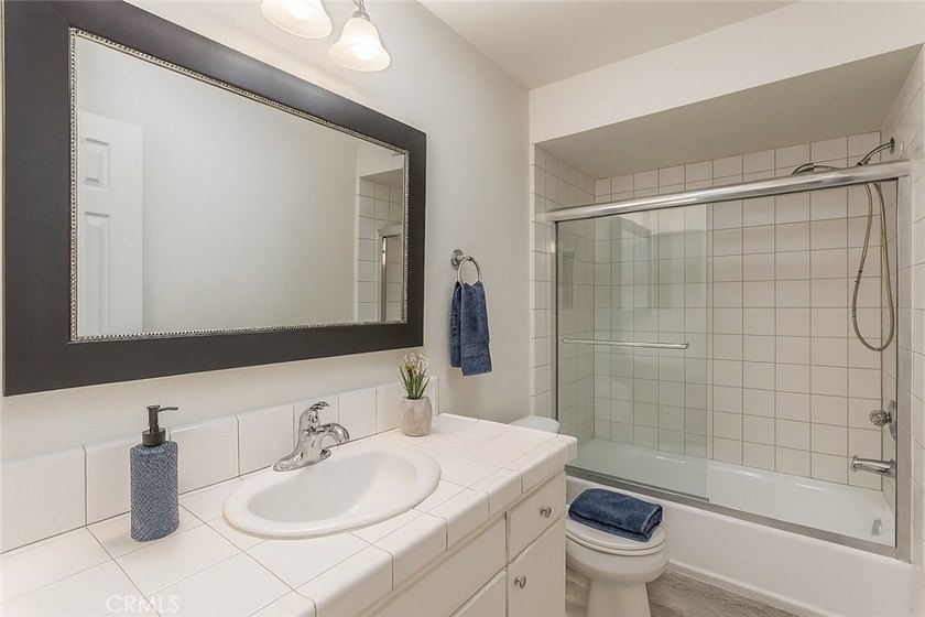 Beautiful turnkey mid-level unit with views of trees, greenery - photo 10