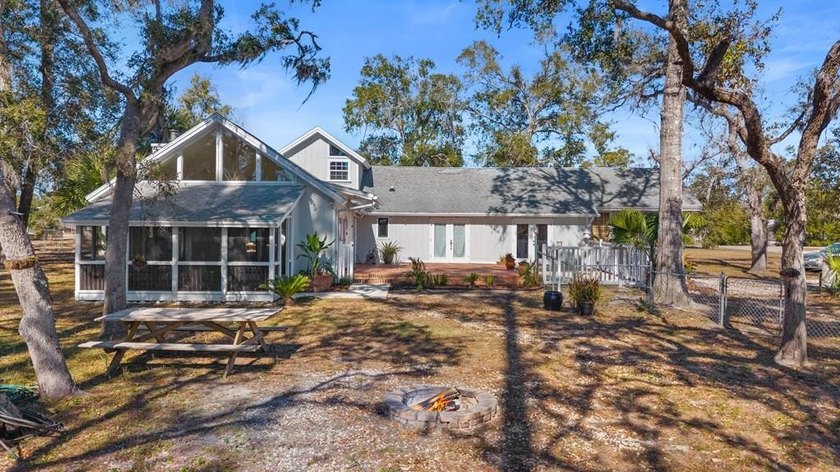 Discover a truly unique home in the heart of Steinhatchee - photo 2