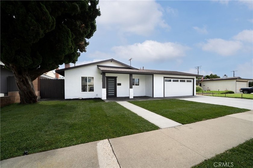 Beautifully renovated single-story home with 3 Bedrooms &amp; 2 Full - photo 2