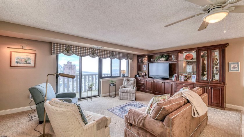 Luxury Living at the BERKLEY one of the most beautiful and - photo 4