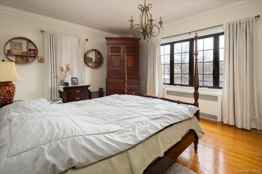 Stunning 3 Bedroom, 3 Bathroom Tudor nestled in the heart of - photo 13