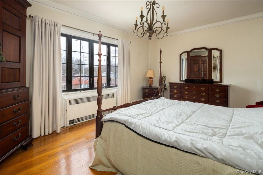 Stunning 3 Bedroom, 3 Bathroom Tudor nestled in the heart of - photo 14