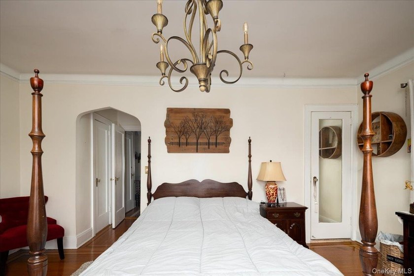 Stunning 3 Bedroom, 3 Bathroom Tudor nestled in the heart of - photo 15