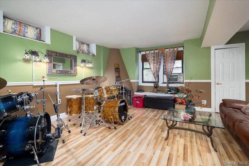 Stunning 3 Bedroom, 3 Bathroom Tudor nestled in the heart of - photo 17