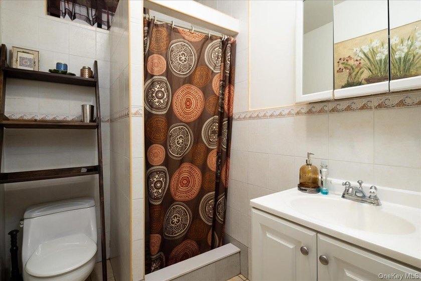 Stunning 3 Bedroom, 3 Bathroom Tudor nestled in the heart of - photo 18