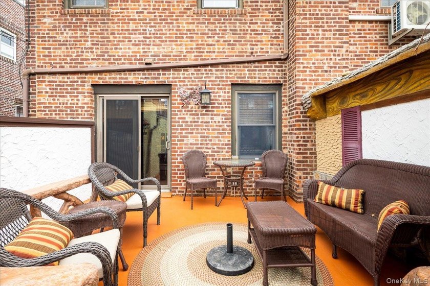 Stunning 3 Bedroom, 3 Bathroom Tudor nestled in the heart of - photo 25