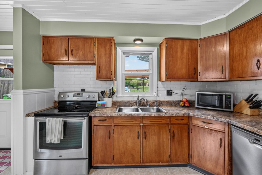 Charming 2BR ranch in the heart of St. Francis! Moments from the - photo 12