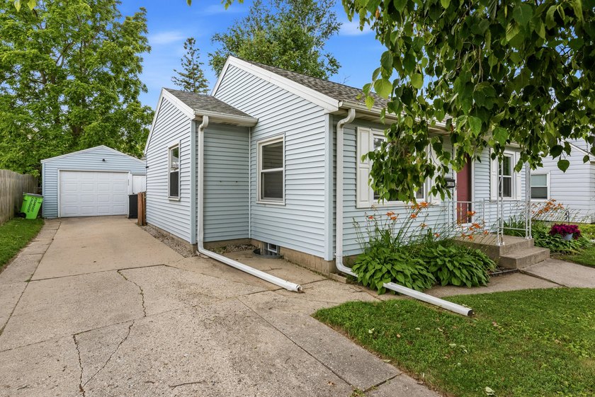 Charming 2BR ranch in the heart of St. Francis! Moments from the - photo 14