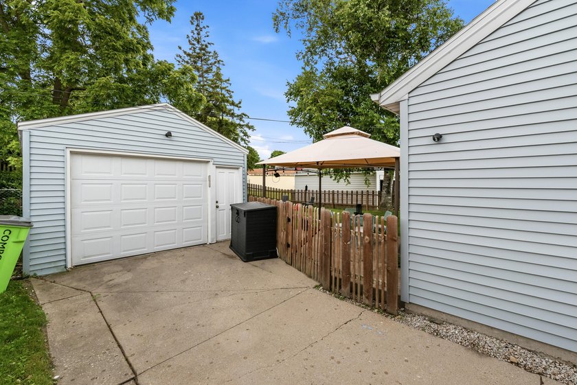 Charming 2BR ranch in the heart of St. Francis! Moments from the - photo 15
