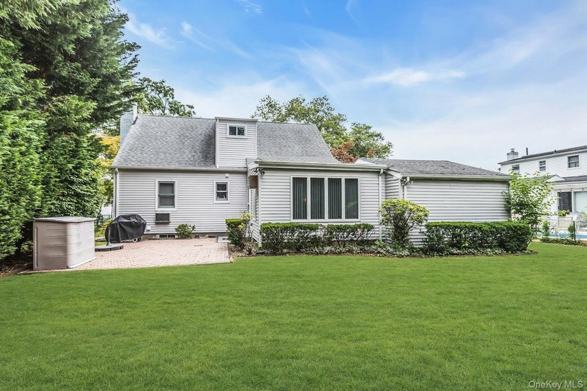 Welcome to this beautifully maintained &amp; updated property in - photo 20