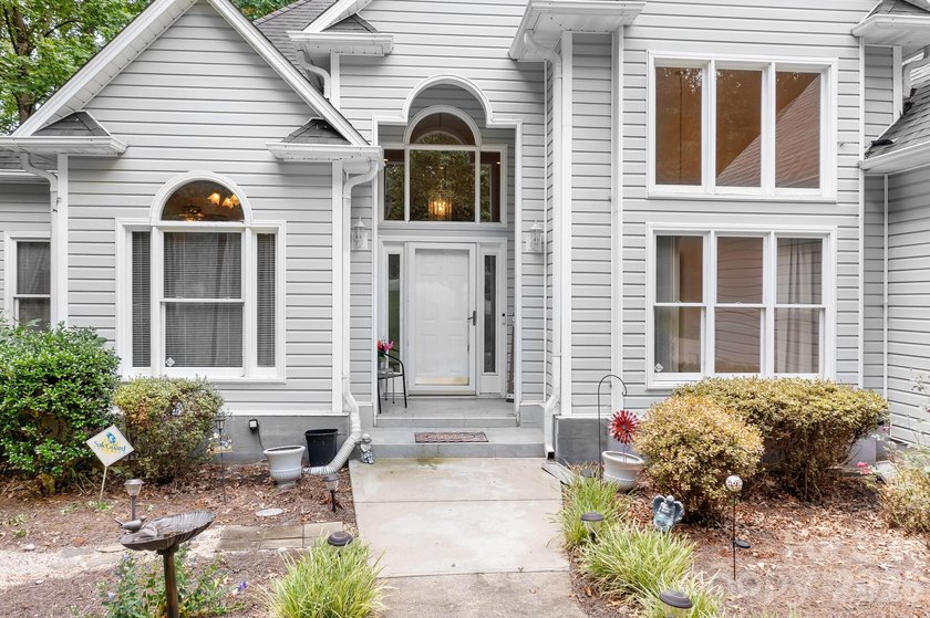 Welcome home to this beautifully maintained traditional - photo 4