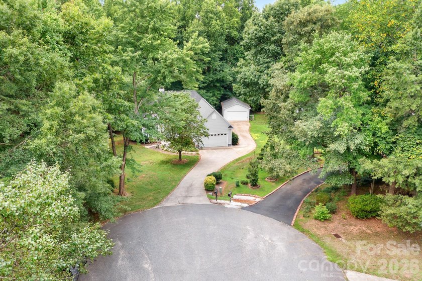 Welcome home to this beautifully maintained traditional - photo 8