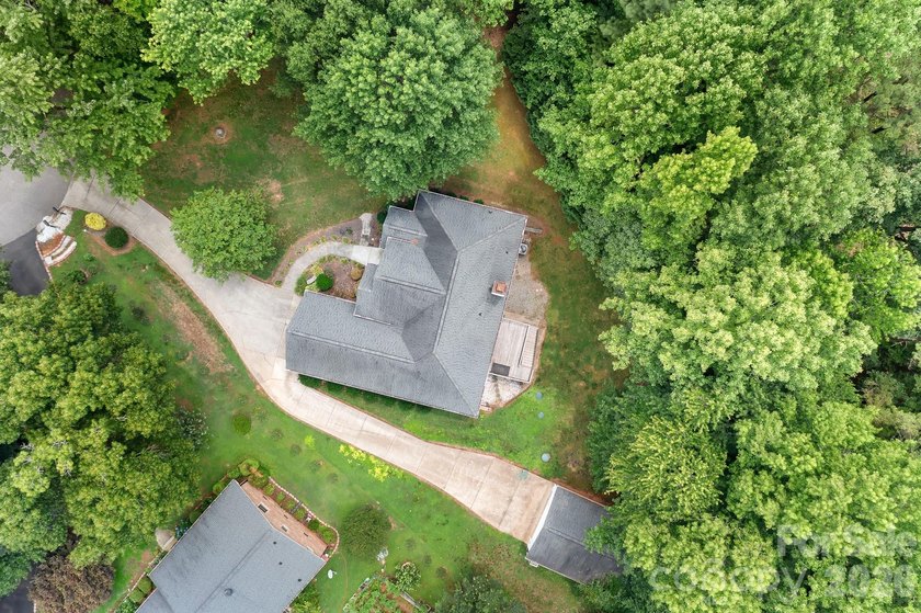Welcome home to this beautifully maintained traditional - photo 9