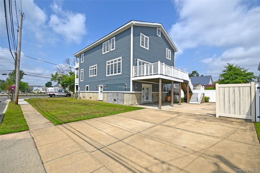 Spacious Waterfront Almost New Construction | 5 Bed | 3 Bath | - photo 4