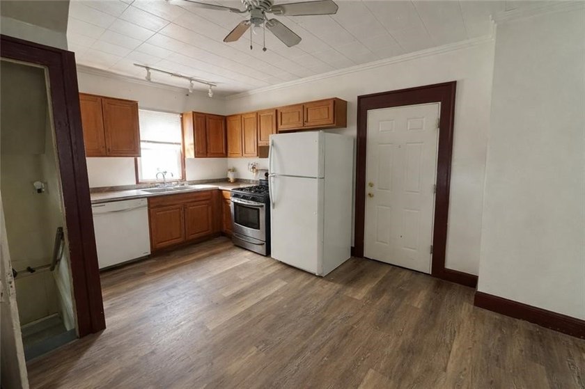 Opportunity awaits at 160 Sawyers Street! Now vacant and ready - photo 2