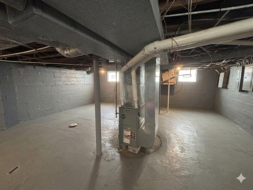 Opportunity awaits at 160 Sawyers Street! Now vacant and ready - photo 6