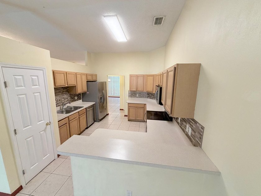 Welcome to this beautifully maintained Port St. Lucie home - photo 13