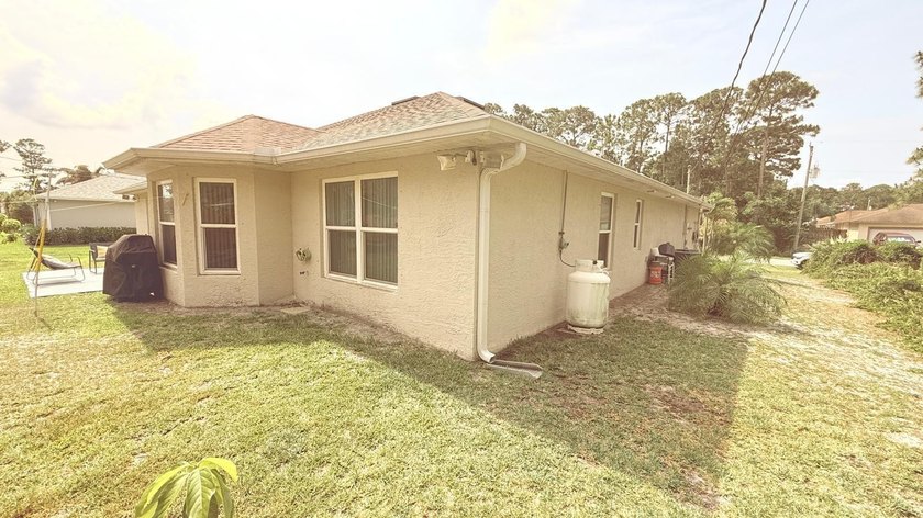Welcome to this beautifully maintained Port St. Lucie home - photo 31