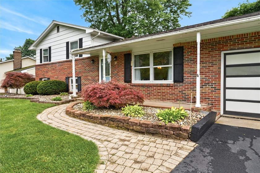 Welcome home to this spacious 3-bedroom, 1.5-bath split-level - photo 4