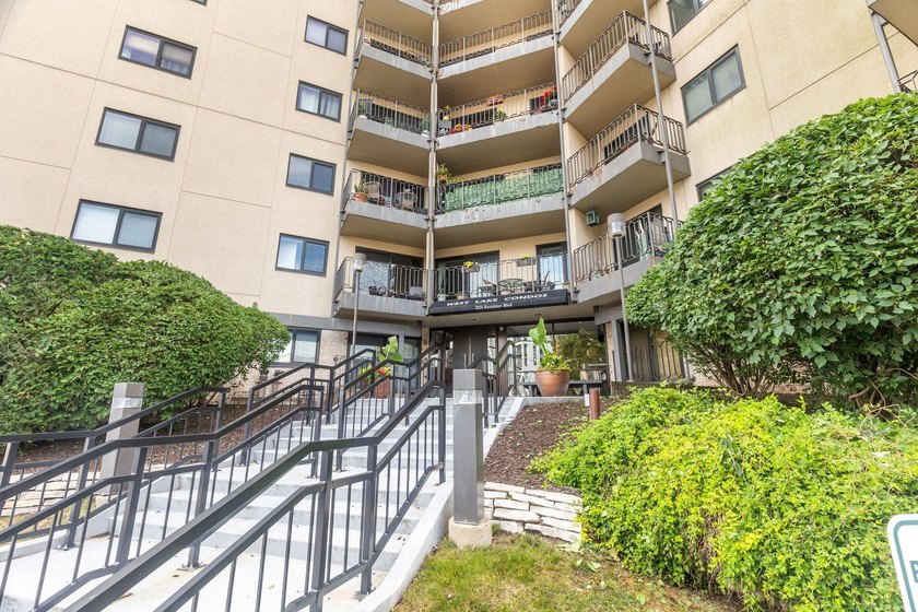 Completely updated and move-in ready, this ideally located condo - photo 2