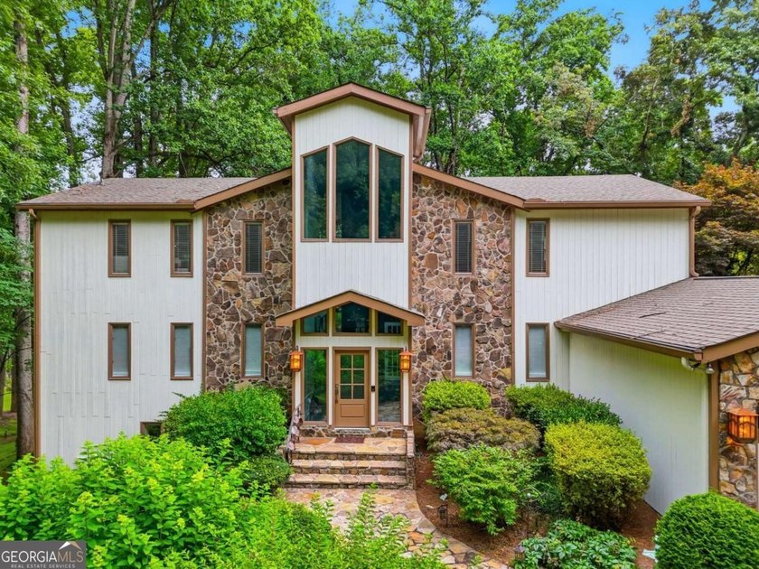Welcome to your private Lake Lanier retreat, where luxury - photo 4