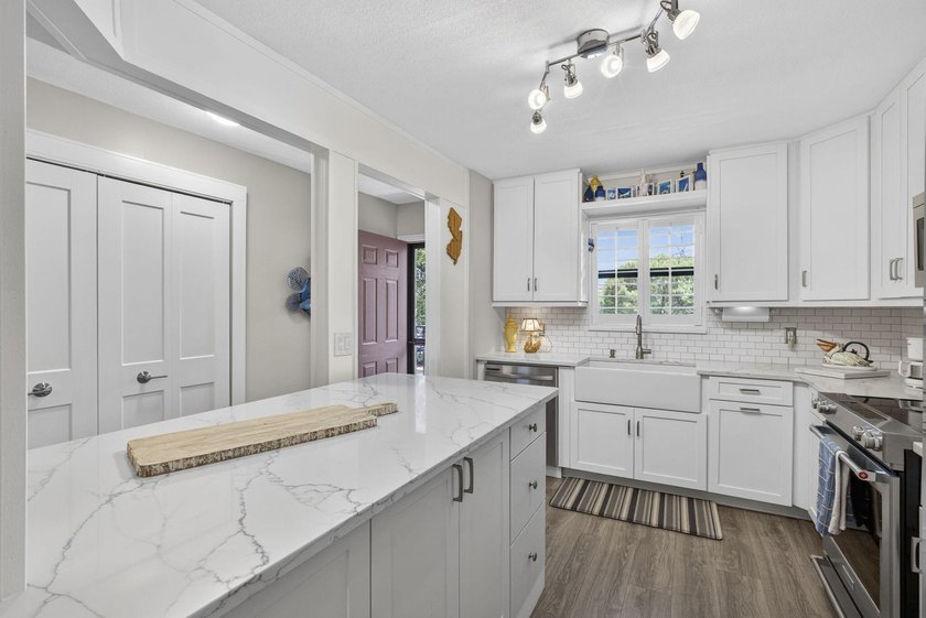 Beautifully fully renovated 2-bedroom, 2-bath condo situated in - photo 11