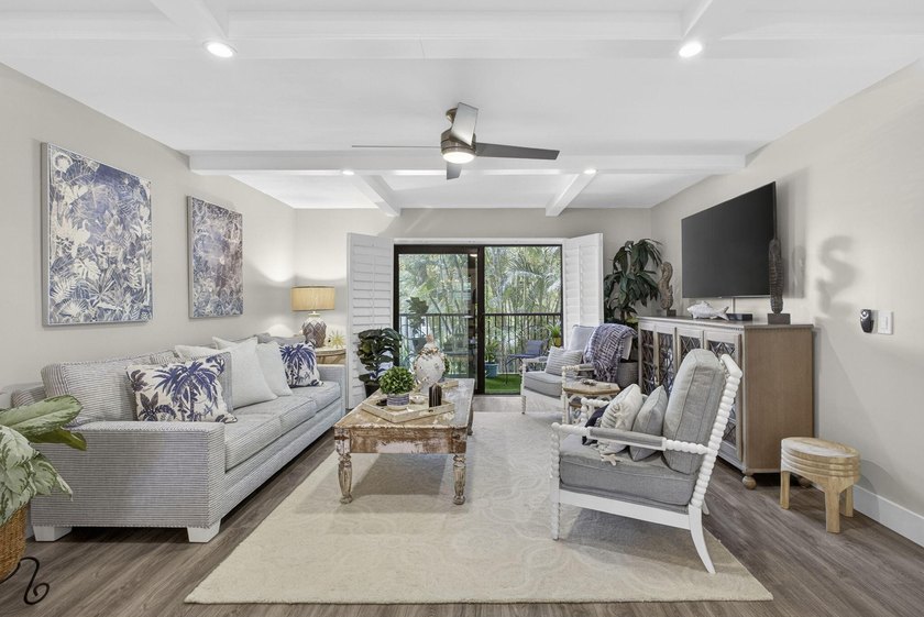Beautifully fully renovated 2-bedroom, 2-bath condo situated in - photo 18