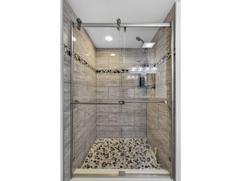 Beautifully fully renovated 2-bedroom, 2-bath condo situated in - photo 24