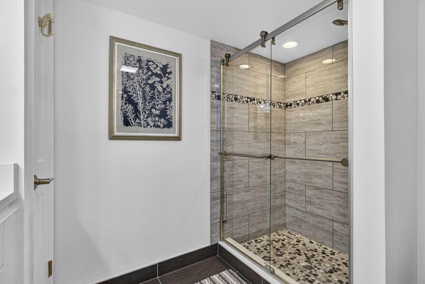 Beautifully fully renovated 2-bedroom, 2-bath condo situated in - photo 25