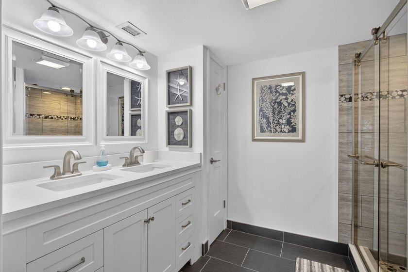 Beautifully fully renovated 2-bedroom, 2-bath condo situated in - photo 26
