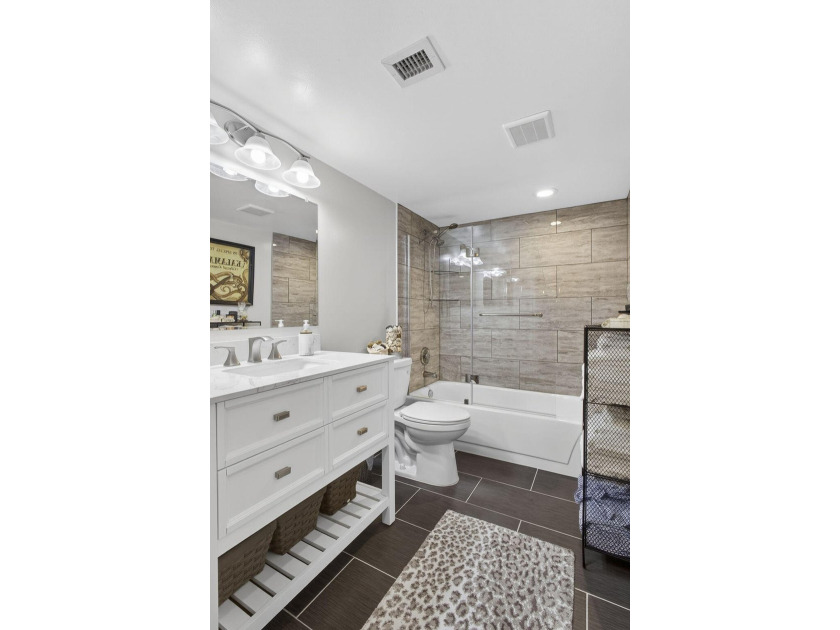 Beautifully fully renovated 2-bedroom, 2-bath condo situated in - photo 30