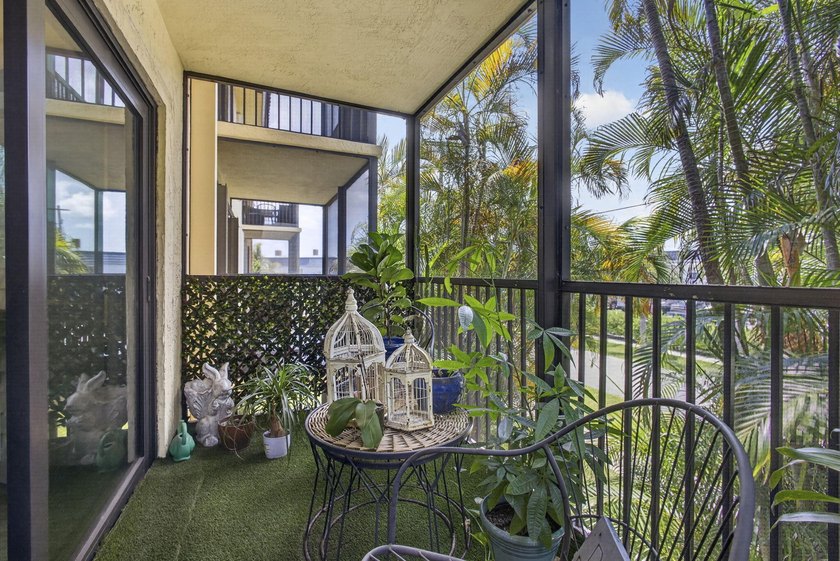 Beautifully fully renovated 2-bedroom, 2-bath condo situated in - photo 33