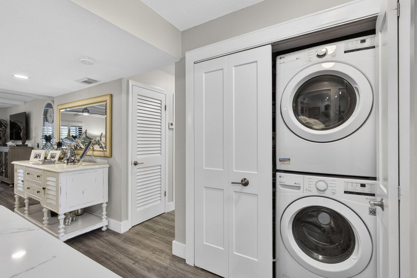 Beautifully fully renovated 2-bedroom, 2-bath condo situated in - photo 36