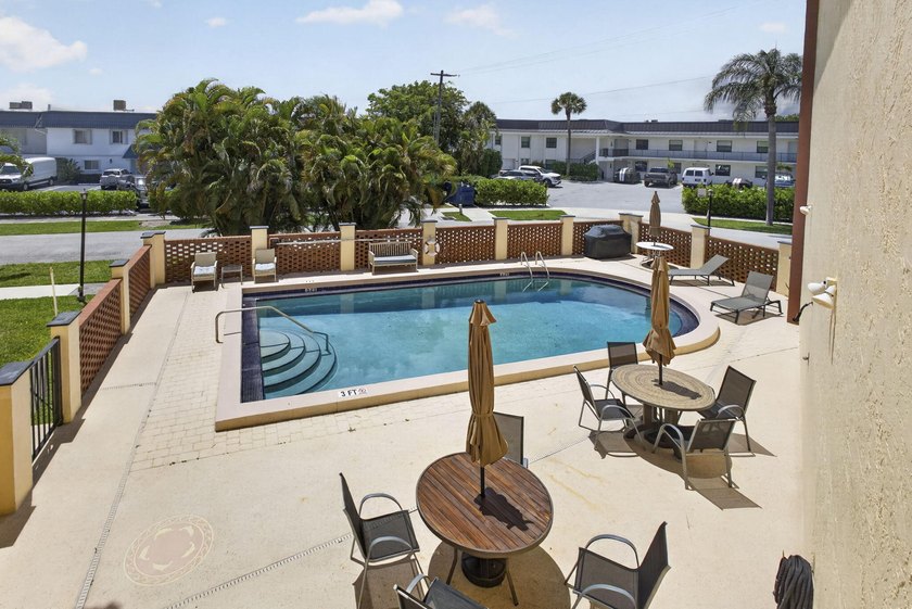Beautifully fully renovated 2-bedroom, 2-bath condo situated in - photo 39