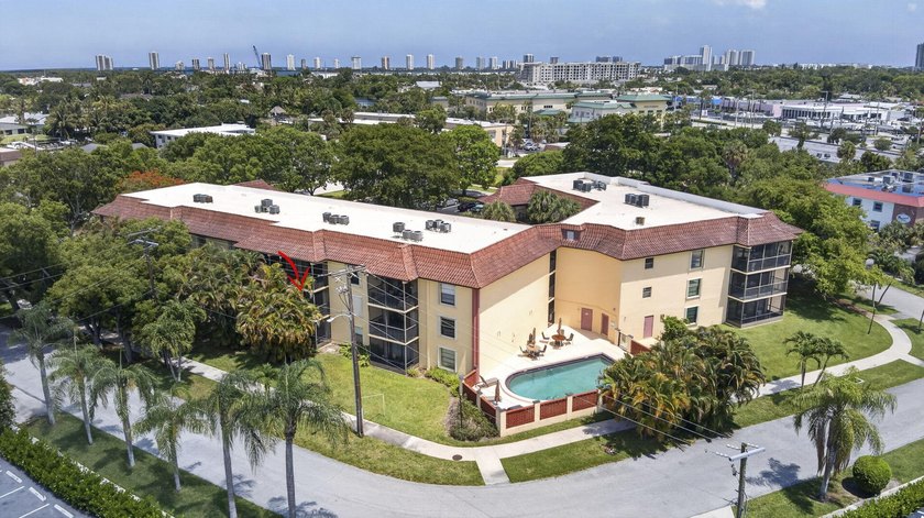 Beautifully fully renovated 2-bedroom, 2-bath condo situated in - photo 41