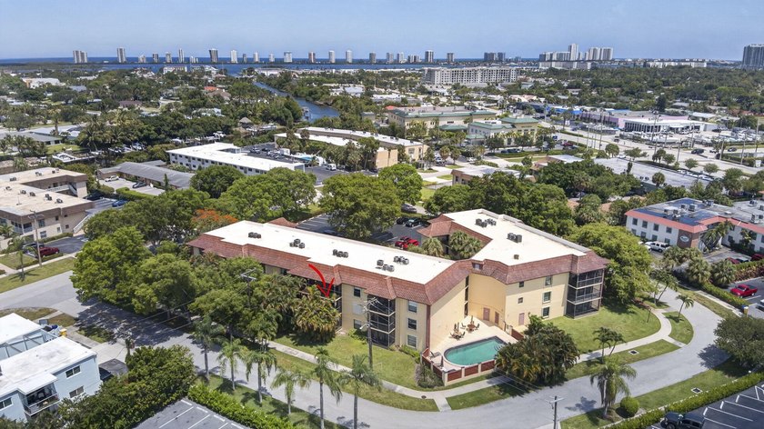 Beautifully fully renovated 2-bedroom, 2-bath condo situated in - photo 42