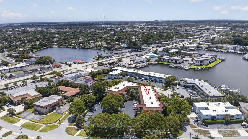 Beautifully fully renovated 2-bedroom, 2-bath condo situated in - photo 43