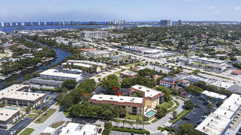 Beautifully fully renovated 2-bedroom, 2-bath condo situated in - photo 46