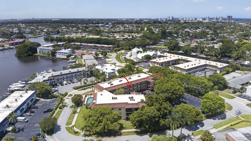 Beautifully fully renovated 2-bedroom, 2-bath condo situated in - photo 49