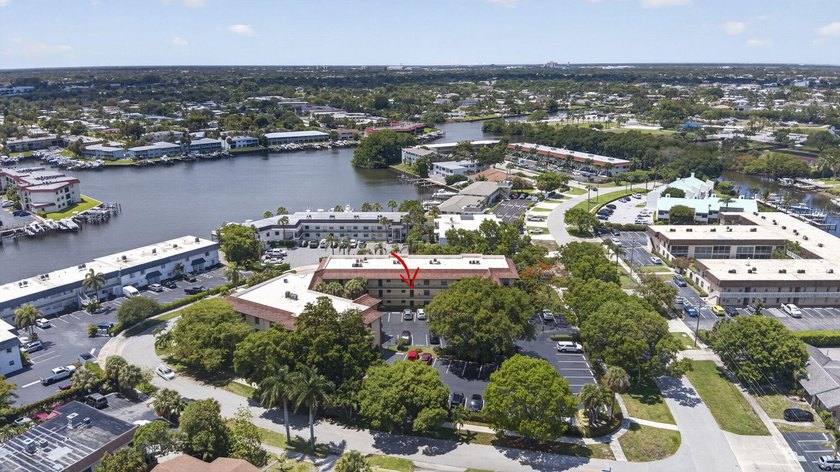 Beautifully fully renovated 2-bedroom, 2-bath condo situated in - photo 50
