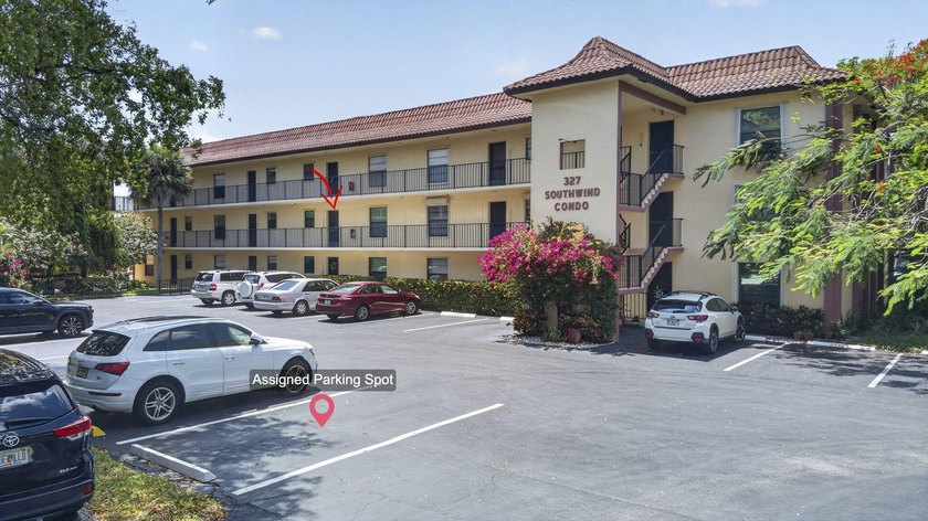 Beautifully fully renovated 2-bedroom, 2-bath condo situated in - photo 52