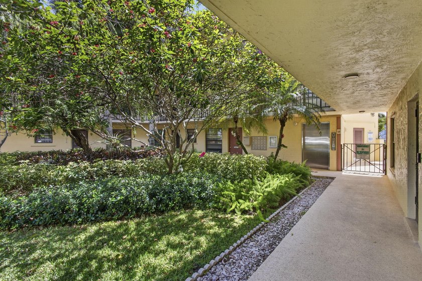 Beautifully fully renovated 2-bedroom, 2-bath condo situated in - photo 53