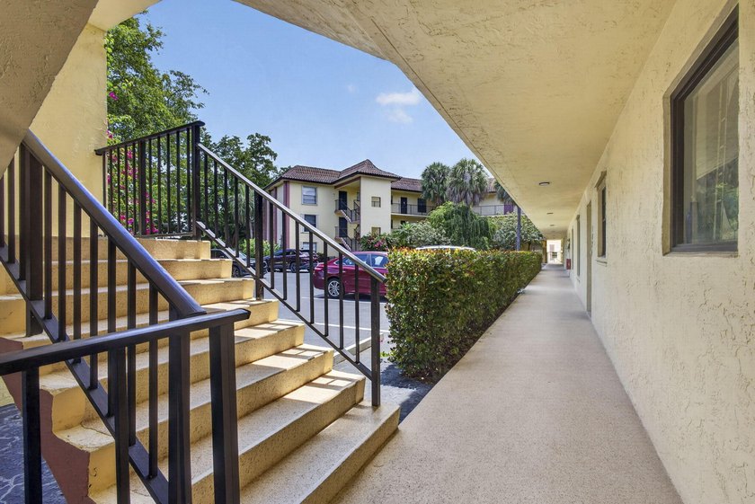 Beautifully fully renovated 2-bedroom, 2-bath condo situated in - photo 54