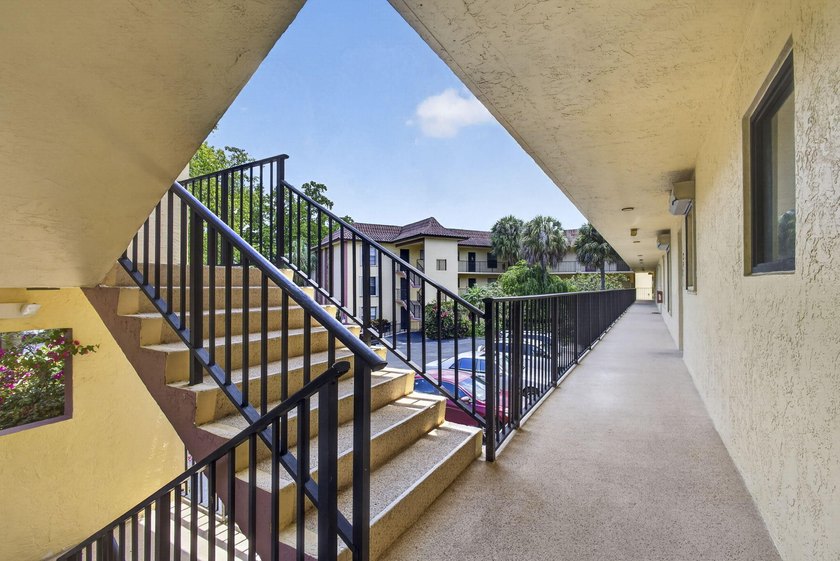 Beautifully fully renovated 2-bedroom, 2-bath condo situated in - photo 55
