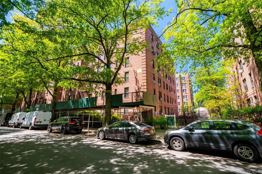 This tremendous 915 sq. ft. true 2BR co-op is situated on a - photo 3