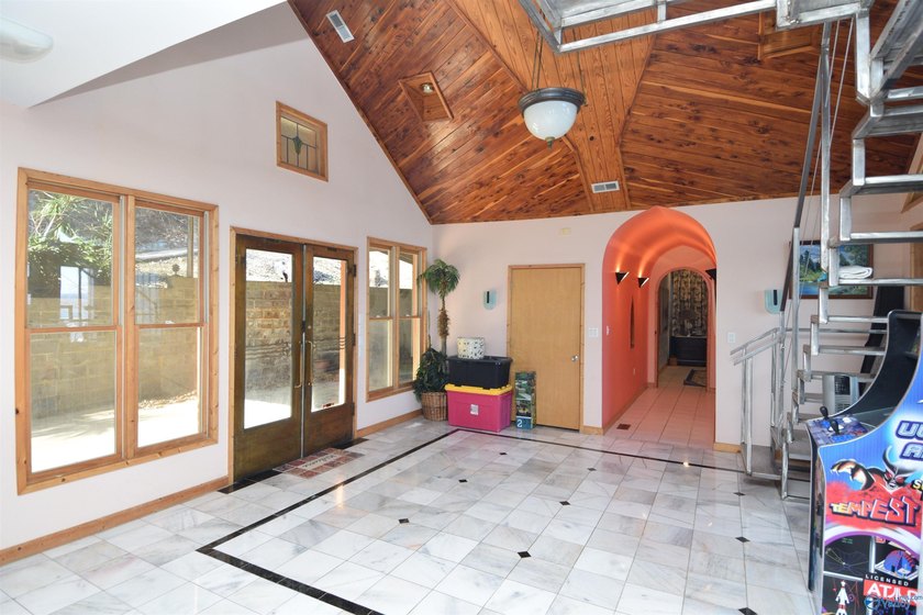 Located on the main channel of Lake Guntersville, this stunning - photo 33