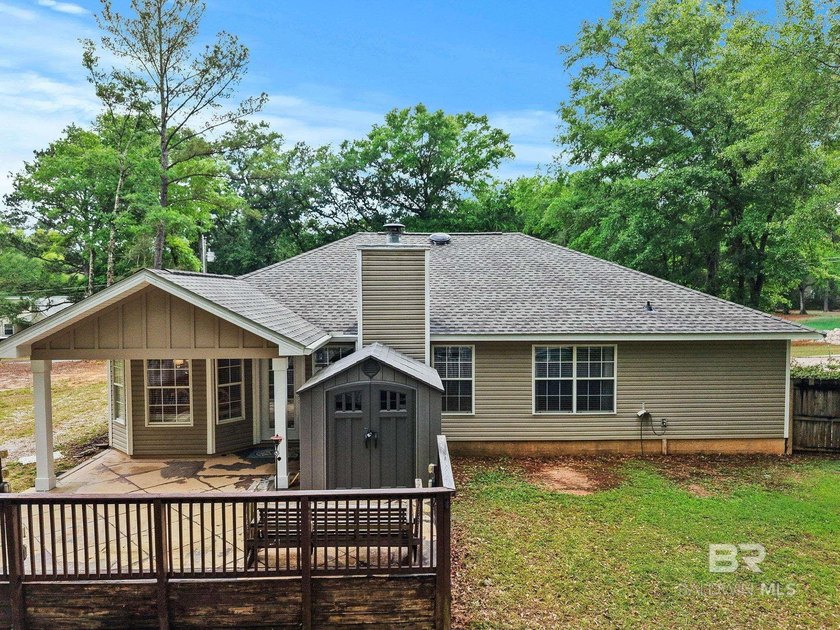 Welcome to 104 Chatam Loop, a beautifully updated 3-bedroom - photo 8