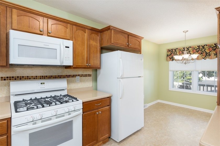 Welcome to this inviting low-maintenance 2 bedroom, 2 bath patio - photo 4