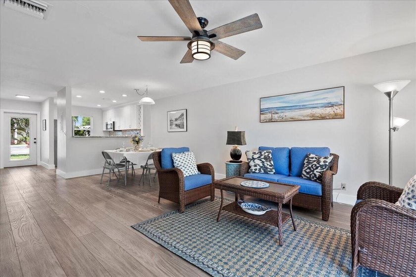Stunning, fully updated modern unit in Golden Lakes Village - - photo 11