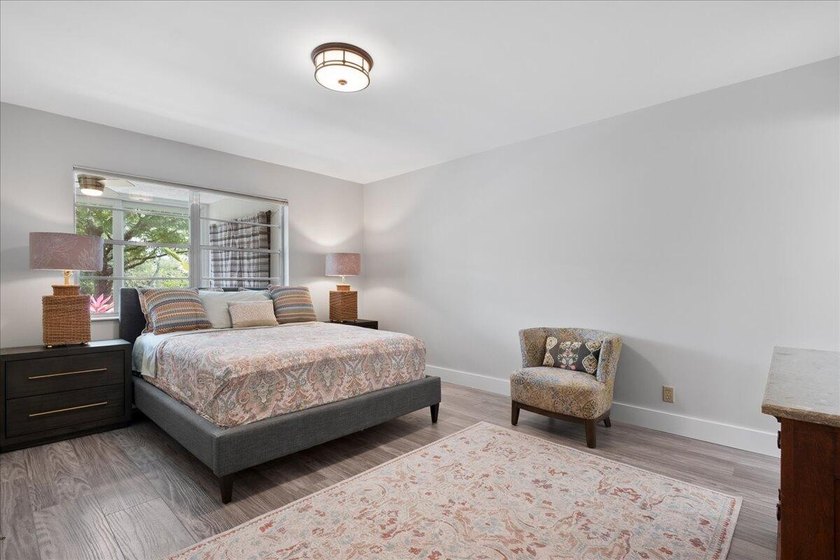 Stunning, fully updated modern unit in Golden Lakes Village - - photo 13